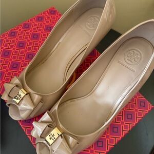 Tory Burch Women’s Nude Patent Peep-Toe Bow Flats Size 7